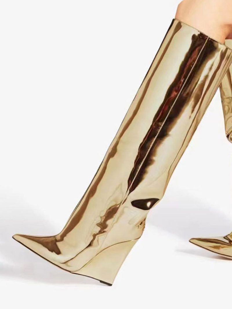 Goldene Kniehohe Damenstiefel. Schicke Spitze Zehen-keilabsatz-stiefel