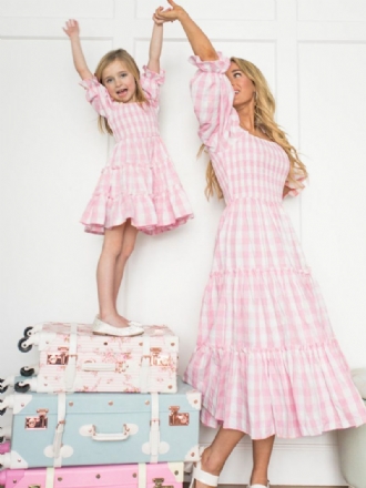 Damen Barbie Pink Gingham Kleid Eltern-kind-kariertes Mittelgroßes Sommerkleid Mit Quadratischem Ausschnitt