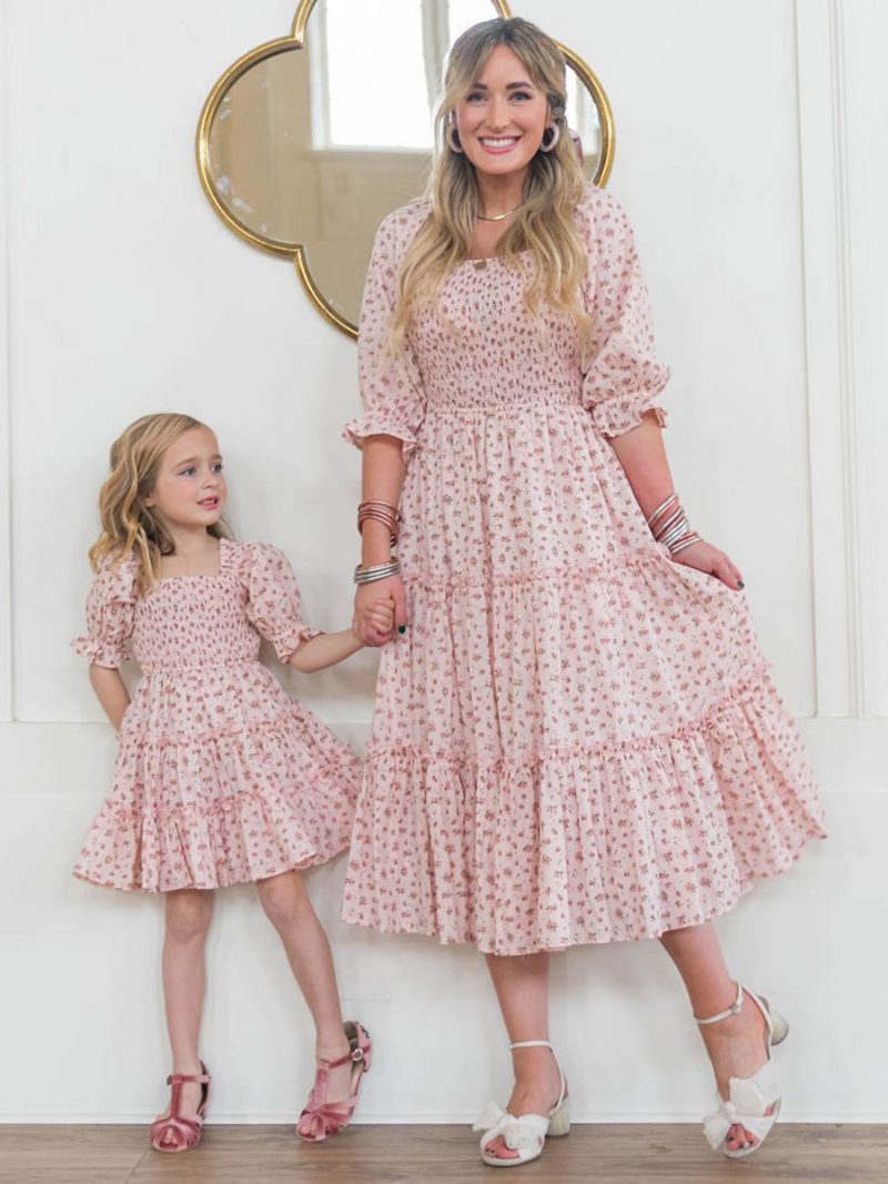 Damen Barbie Pink Gingham Kleid Eltern-kind-kariertes Mittelgroßes Sommerkleid Mit Quadratischem Ausschnitt - Zartrosa